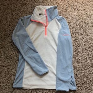 WOMEN’S Columbia lightweight pullover.